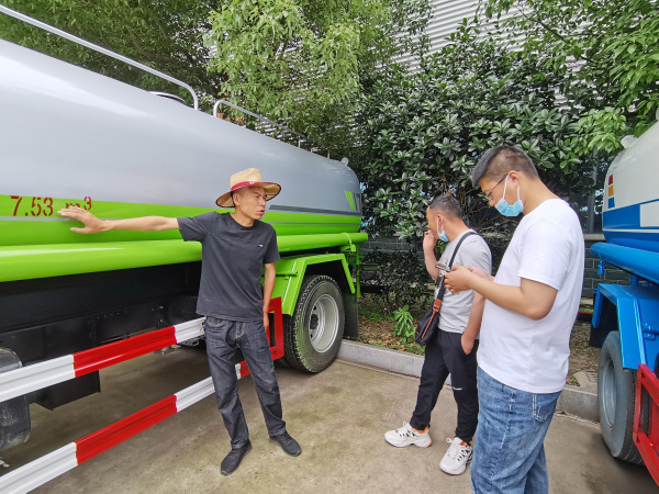 马山18吨洒水吃瓜91生产厂家——吃瓜91
专用汽吃瓜91股份有限公司
