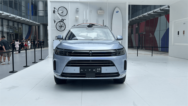 奔驰 EQB260 与问界 M5——两款中型 SUV 的对比
